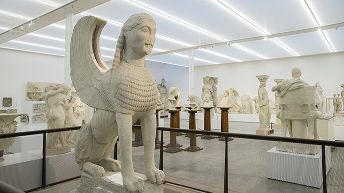 Musées des Moulages - Avec sa colonne, le Sphinx des Naxiens mesure 5,75 m de haut.