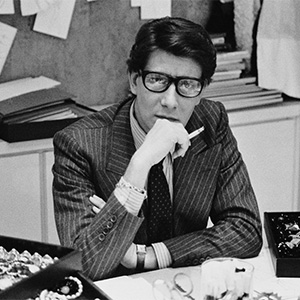 Yves Saint Laurent à son bureau, studio du 5 avenue Marceau, Paris, 1986.DR.