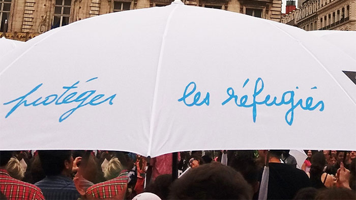 Parapluie en gros plan marqué Protéger les réfugiés