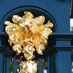 Tête de lion dorée sur la porte des Enfants du Rhône - Parc de la Tête d'Or